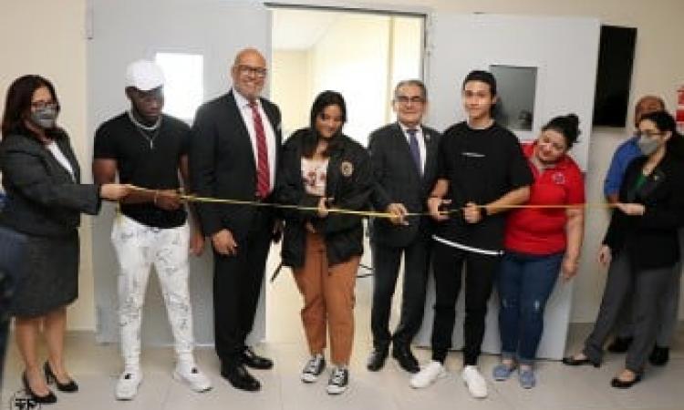 Rector de la UTP inauguró el kiosco del Edificio de Aulas
