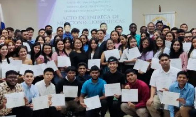 Centro Regional de Panamá Oeste entrega Menciones Honoríficas